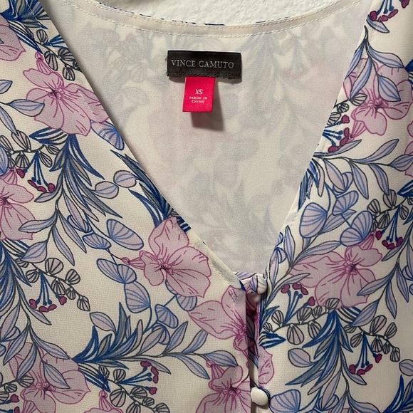 A Stunning Floral Vince Camuto Blouse! - Picture 2 of 8